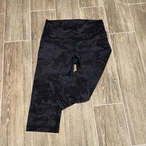 Lululemon Wunder Under crops size 10